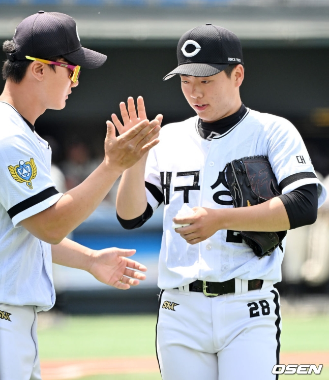 대구상원고 김세은(오른쪽)이 29일 서울 목동야구장에서 열린 덕수고와 제78회 황금사자기 전국고교야구대회 겸 주말리그 왕중왕전 결승에서 역투 후 내려왔다.
