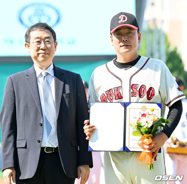 정윤진 덕수고 감독(오른쪽)이 29일 서울 목동야구장에서 열린 제78회 황금사자기 전국고교야구대회 겸 주말리그 왕중왕전에서 우승을 차지한 뒤 감독상을 받고 기념 사진을 촬영하고 있다.