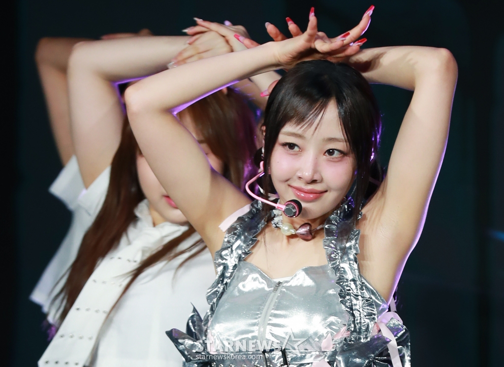 '이달의 소녀' 출신 가수 이브가 29일 오후 서울 강남구 일지아트홀에서 진행된 첫 솔로 EP '루프'(LOOP) 쇼케이스에서 신곡을 선보이고 있다. 이번 앨범에는 동명의 타이틀곡 '루프'(feat. Lil Cherry)를 비롯해 '디오라마'(DIORAMA), '애프터글로우'(Afterglow), '금붕어 (Goldfish)' 등 4곡이 수록됐다. /2024.05.29 /사진=이동훈