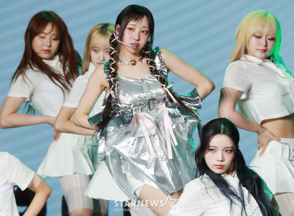 '이달의 소녀' 출신 가수 이브가 29일 오후 서울 강남구 일지아트홀에서 진행된 첫 솔로 EP '루프'(LOOP) 쇼케이스에서 신곡을 선보이고 있다. 이번 앨범에는 동명의 타이틀곡 '루프'(feat. Lil Cherry)를 비롯해 '디오라마'(DIORAMA), '애프터글로우'(Afterglow), '금붕어 (Goldfish)' 등 4곡이 수록됐다. /2024.05.29 /사진=이동훈