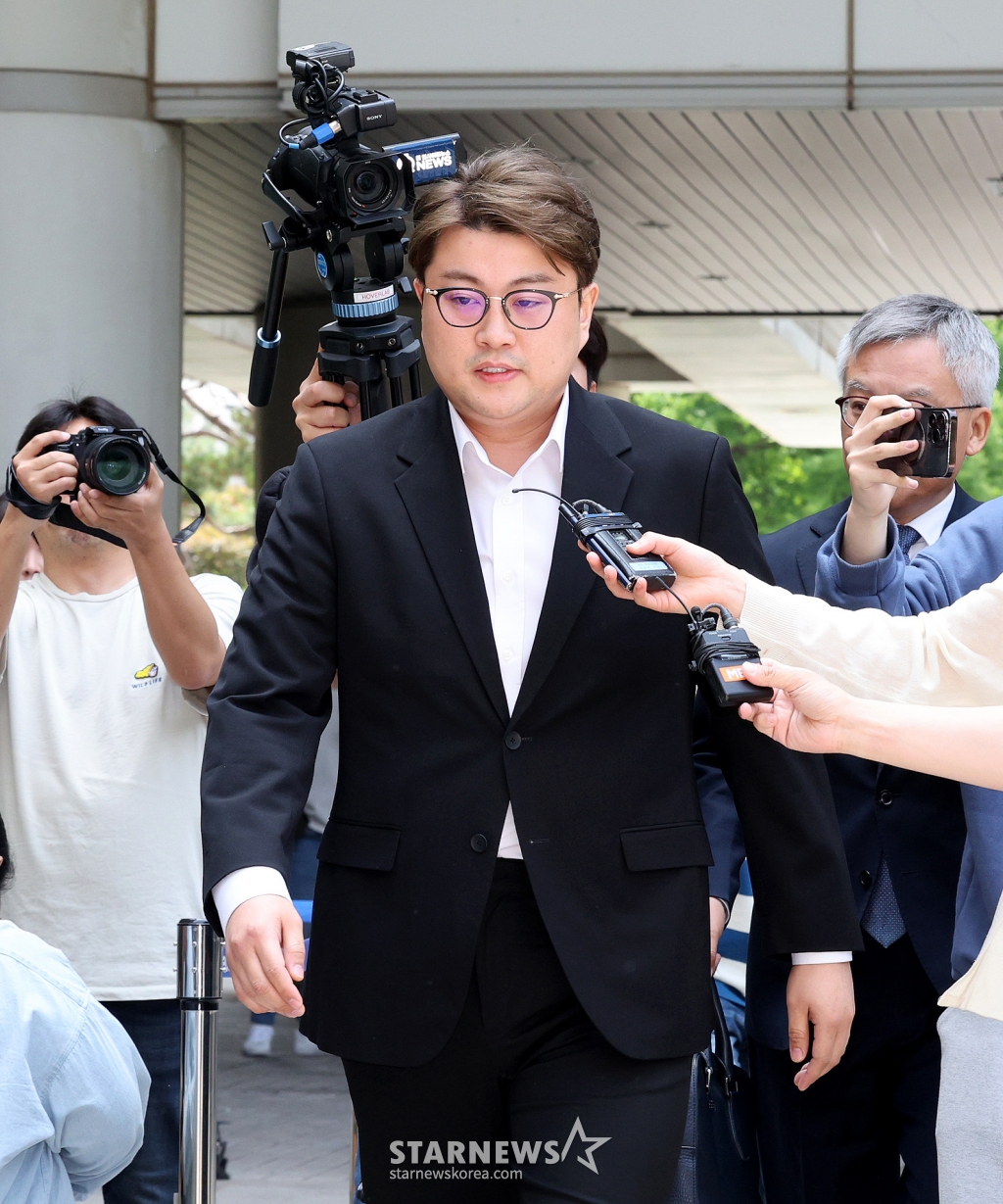 [서울=뉴시스] 정병혁 기자 = 음주 뺑소니 혐의를 받고 있는 트로트 가수 김호중이 24일 서울 서초구 서울중앙지방법원에서 열린 영장실질심사(구속 전 피의자심문)에 출석하고 있다.(공동취재) 2024.05.24. photo@newsis.com /사진=