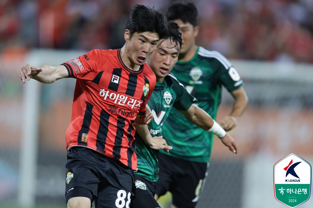 황문기(오른쪽). /사진=한국프로축구연맹 제공