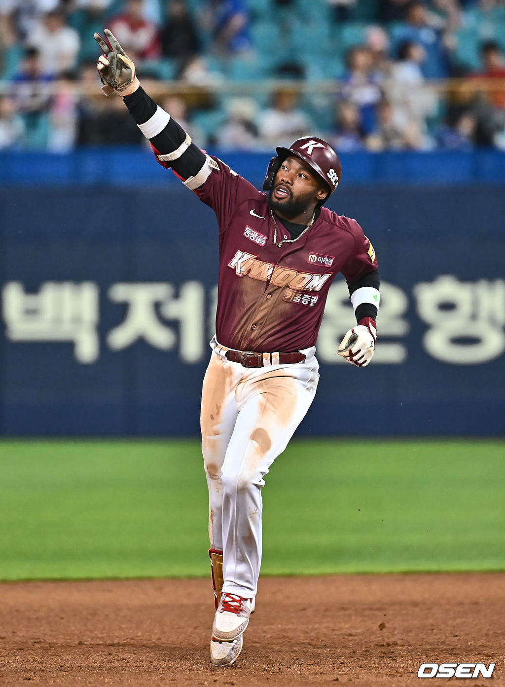 도슨이 홈런을 날리고 기뻐하고 있다.