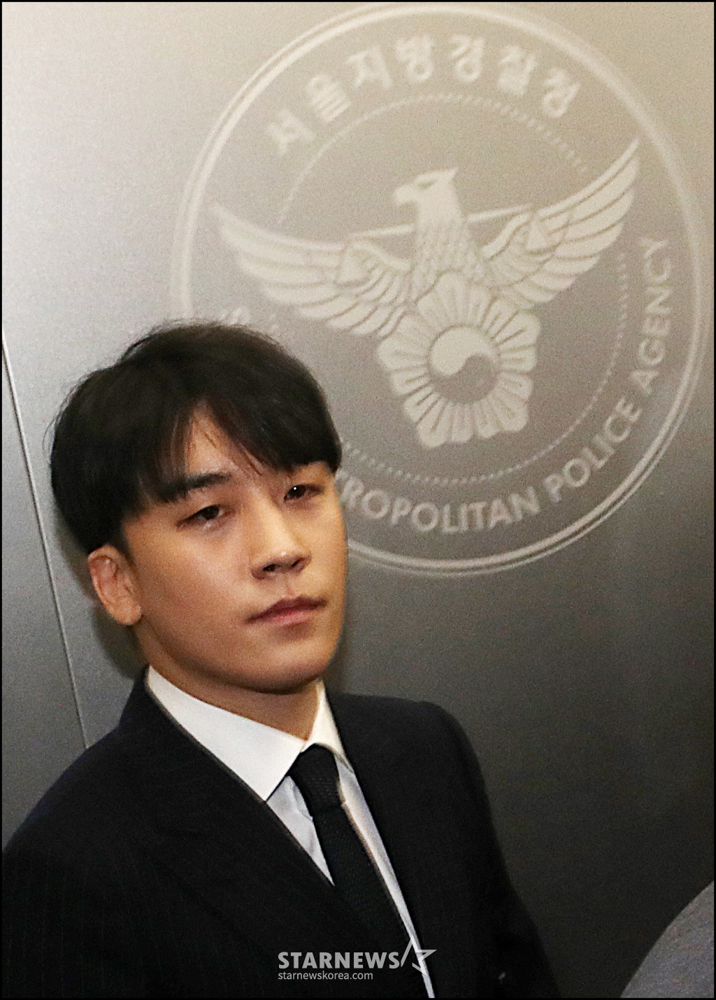 외국인 투자자 성접대 의혹을 받는 전 빅뱅 멤버 승리가 14일 오후 서울 종로구 서울지방경찰청에서 조사를 받기 위해 피의자 신분으로 출석하고 있다.