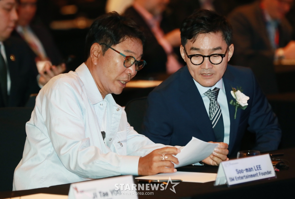 이수만 전 SM엔터테인먼트 총괄 프로듀서 30일 오전 서울 여의도 콘래드 호텔에서 진행된 '2024 국제저작권관리단체연맹(CISAC) 세계 총회'에 참석해 추가열 한국음악저작권협회장과 대화를 하고 있다. /2024.05.30 /사진=이동훈