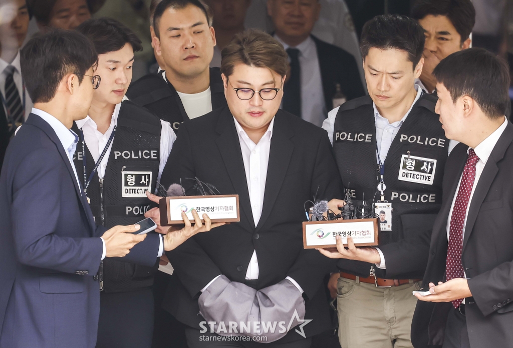 [서울=뉴시스] 정병혁 기자 = 음주 뺑소니 혐의를 받고 있는 트로트 가수 김호중이 24일 서울 서초구 서울중앙지방법원에서 열린 영장실질심사(구속 전 피의자심문)을 마친 뒤 법원을 나서고 있다. 2024.05.24. jhope@newsis.com /사진=정병혁