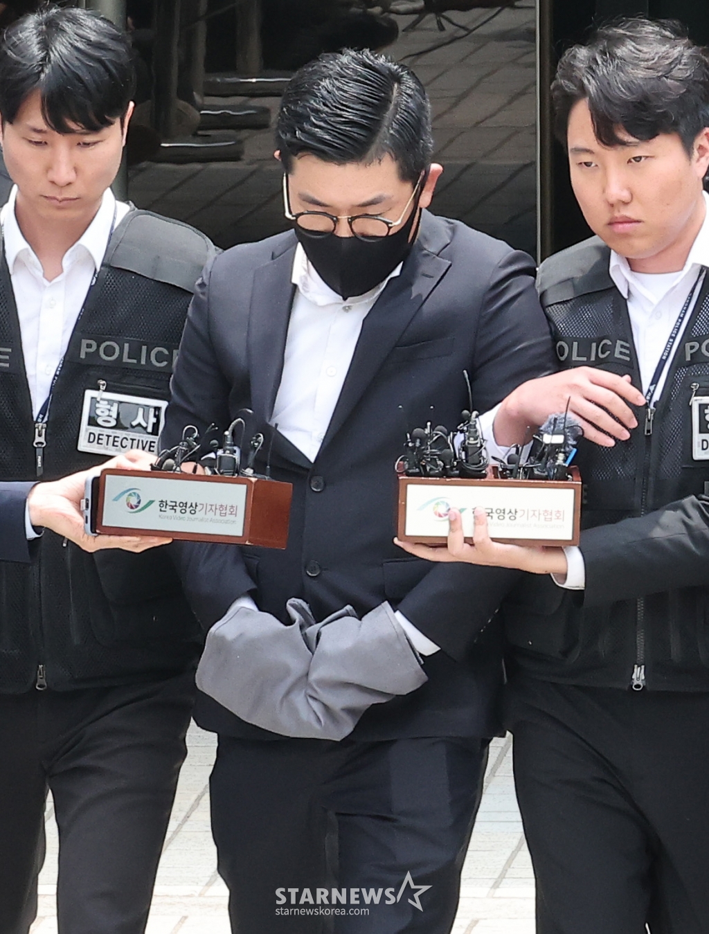 (서울=뉴스1) 김성진 기자 = 가수 김호중의 음주 뺑소니와 관련해 매니저에게 허위 자수를 지시한 혐의(범인도피교사)를 받는 소속사 생각엔터테인먼트 이광득 대표가 24일 서울 서초동 중앙지법에서 구속 전 피의자 심문(영장실질심사)을 마친 뒤 호송 차량으로 이동하고 있다. 2024.5.24/뉴스1 Copyright (C) 뉴스1. All rights reserved. 무단 전재 및 재배포, AI학습 이용 금지. /사진=(서울=뉴스1) 김성진 기자