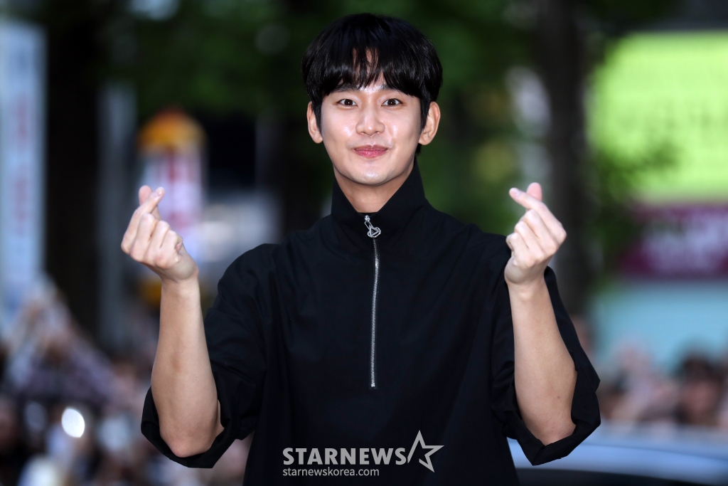 배우 김수현이 27일 오후 서울 여의도 한 음식점에서 열린 tvN 토일드라마 '눈물의 여왕' 종방연에 참석하고 있다. 2024.04.27 /사진=임성균