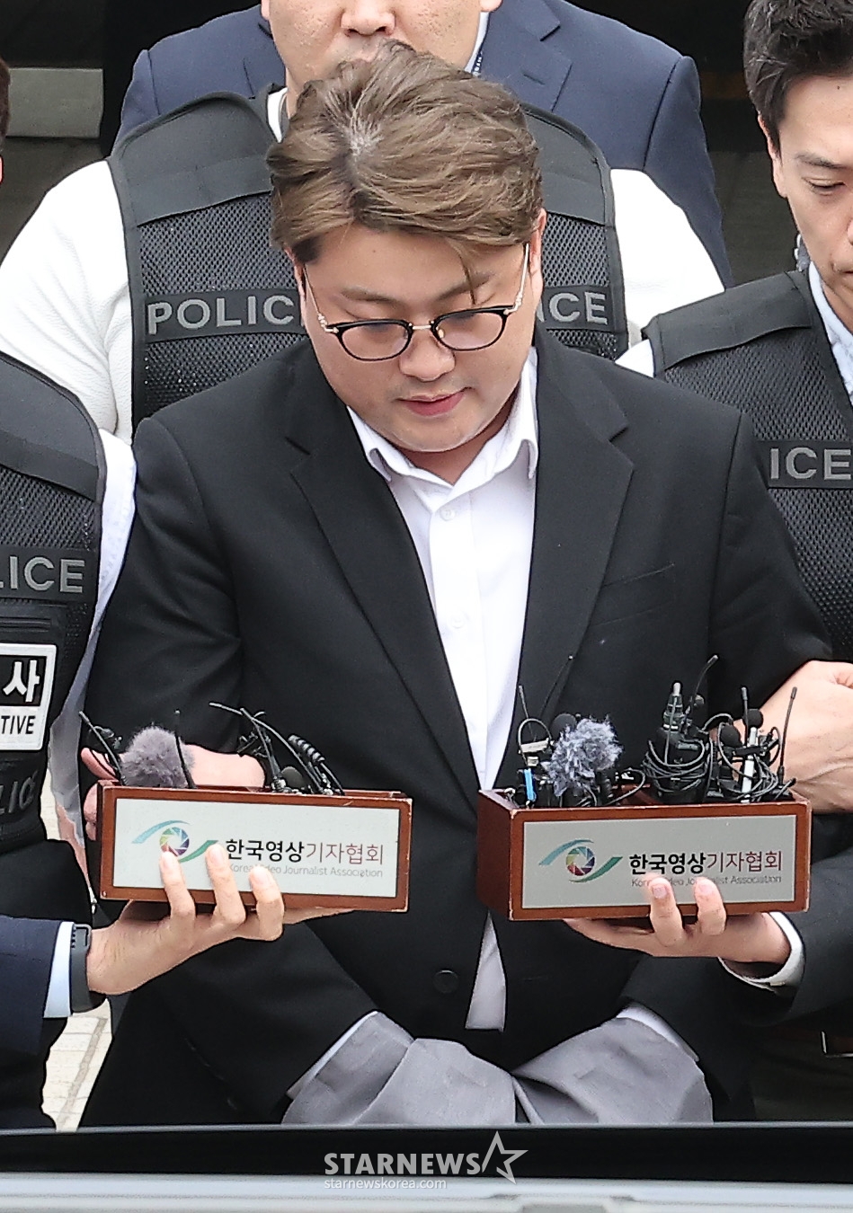 (서울=뉴스1) 김성진 기자 = '음주 뺑소니' 혐의를 받는 가수 김호중이 24일 서울 서초구 서울중앙지방법원에서 열린 구속 전 피의자 심문(영장실질심사)을 마친 후 호송 차량으로 이동하고 있다. 2024.5.24/뉴스1 Copyright (C) 뉴스1. All rights reserved. 무단 전재 및 재배포, AI학습 이용 금지. /사진=(서울=뉴스1) 김성진 기자