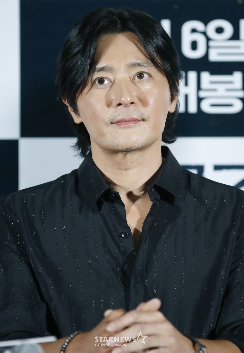 (서울=뉴스1) 권현진 기자 = 배우 장동건이 30일 서울 건대 롯데시네마에서 열린 영화 '태극기 휘날리며'(감독 강제규) 개봉 20주년 기념 4K 리마스터링 기자간담회에서 객석을 바라보고 있다. '태극기 휘날리며'는 잊을 수 없는 1950년 6월, 두 형제(장동건 원빈 분)의 갈등과 우애 그리고 전쟁의 비극을 그린 작품이다, 6.25 전쟁을 배경으로 한 액션 블록버스터인 이 영화는 '쉬리' '은행나무 침대' 등 명작들을 만들어낸 강제규 감독의 작품 중에서도 수작으로 꼽히는 작품으로 2004년 개봉 당시 첫 주 관객 177만명 /사진=(서울=뉴스1) 권현진 기자