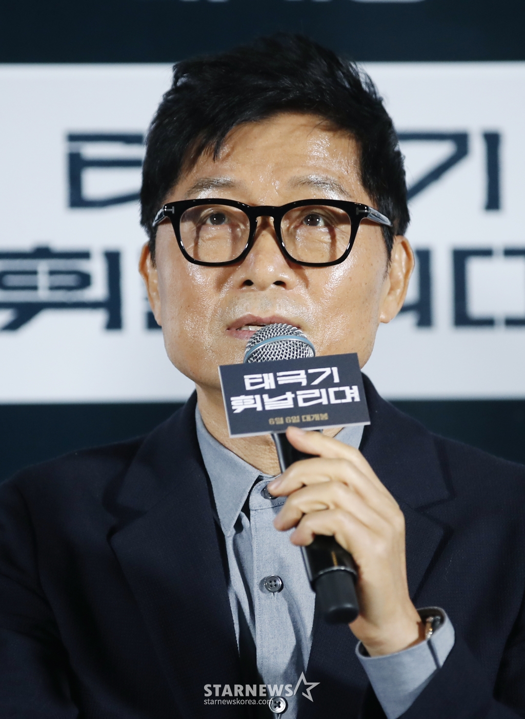 (서울=뉴스1) 권현진 기자 = 강제규 감독이 30일 서울 건대 롯데시네마에서 열린 영화 '태극기 휘날리며' 개봉 20주년 기념 4K 리마스터링 기자간담회에서 인사말을 하고 있다. '태극기 휘날리며'는 잊을 수 없는 1950년 6월, 두 형제(장동건 원빈 분)의 갈등과 우애 그리고 전쟁의 비극을 그린 작품이다, 6.25 전쟁을 배경으로 한 액션 블록버스터인 이 영화는 '쉬리' '은행나무 침대' 등 명작들을 만들어낸 강제규 감독의 작품 중에서도 수작으로 꼽힌다. 2004년 개봉 당시 첫 주 관객 177만명, 한국 영화사상 최단기간 /사진=(서울=뉴스1) 권현진 기자