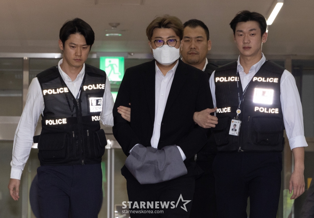 [서울=뉴시스] 황준선 기자 = 음주 뺑소니 혐의를 받고 있는 트로트 가수 김호중이 31일 오전 서울 강남경찰서에서 검찰로 송치되고 있다. 2024.05.31. hwang@newsis.com /사진=황준선