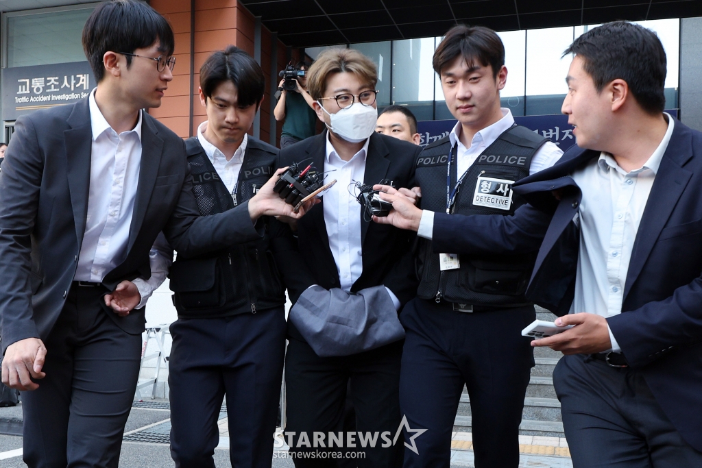 (서울=뉴스1) 박정호 기자 = '음주 뺑소니' 혐의를 받는 트로트 가수 김호중 씨가 31일 오전 서울 강남경찰서에서 나와 검찰로 구속 송치되고 있다.   김 씨는 지난 9일 오후 11시40분쯤 서울 강남구 압구정 도로에서 음주 상태로 운전하다 택시와 접촉 사고를 내고 도주한 혐의를 받는다. 또한 도주 후 김 씨는 소속사 직원에게 허위 자수를 종용하고 자신의 아이폰 3대를 압수한 경찰에게 비밀번호를 제공하지 않는 등 여러 차례 범행을 숨기려 한 혐의도 있다.  한편 김 씨의 모교인 경북 김천예술고 교내 쉼터에 있던 '트바로티의 집' /사진=(서울=뉴스1) 박정호 기자