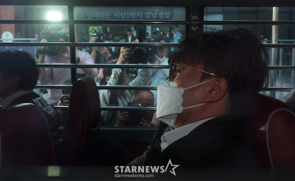 (서울=뉴스1) 박정호 기자 = '음주 뺑소니' 혐의를 받는 트로트 가수 김호중 씨가 31일 오전 서울 강남경찰서에서 나와 검찰로 구속 송치되고 있다. 김 씨는 지난 9일 오후 11시40분쯤 서울 강남구 압구정 도로에서 음주 상태로 운전하다 택시와 접촉 사고를 내고 도주한 혐의를 받는다. 또한 도주 후 김 씨는 소속사 직원에게 허위 자수를 종용하고 자신의 아이폰 3대를 압수한 경찰에게 비밀번호를 제공하지 않는 등 여러 차례 범행을 숨기려 한 혐의도 있다. 한편 김 씨의 모교인 경북 김천예술고 교내 쉼터에 있던 '트바로티의 집' /사진=(서울=뉴스1) 박정호 기자