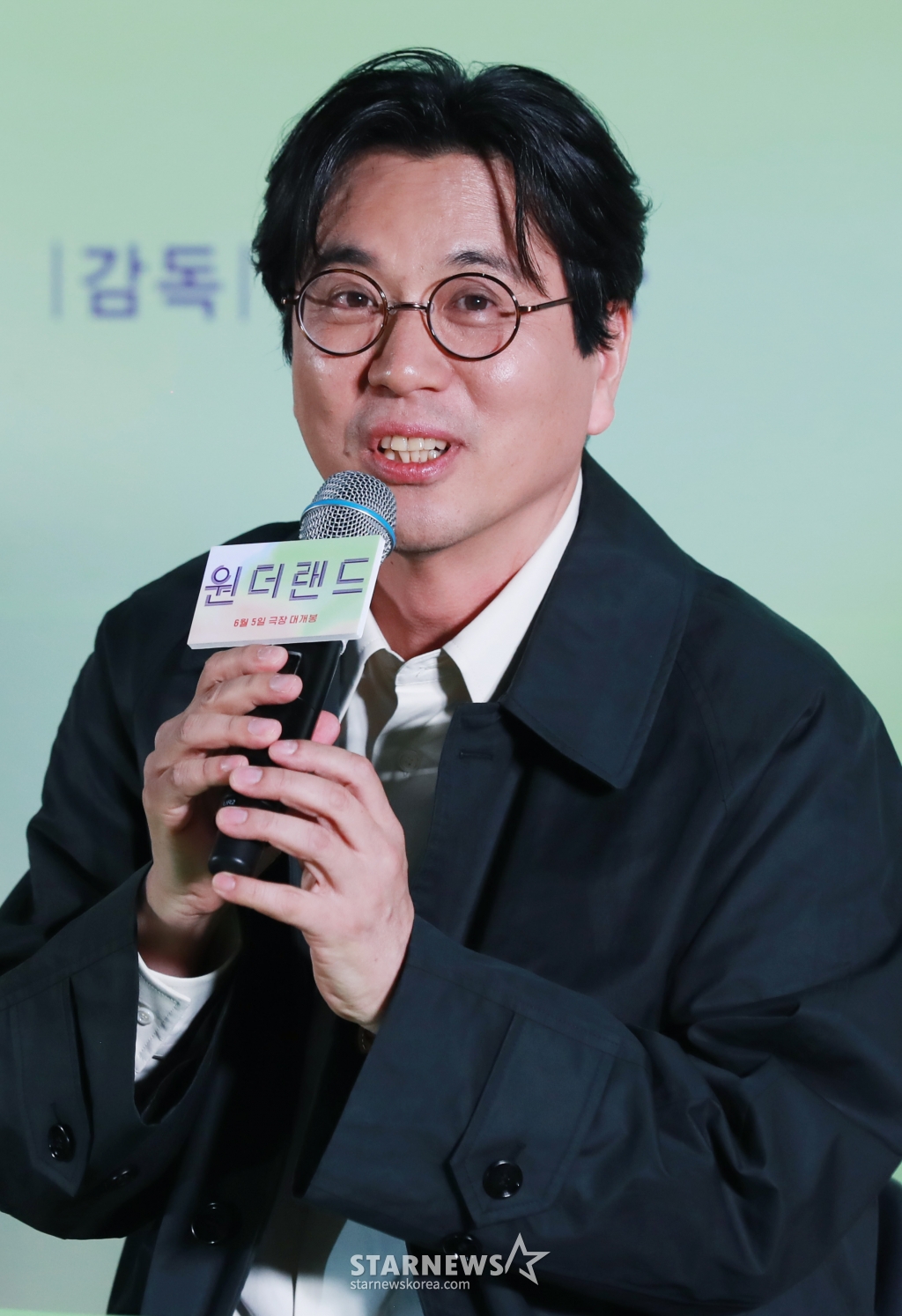 김태용 감독이 31일 오후 서울 강남구 메가박스 코엑스에서 진행된 영화 '원더랜드'(감독 김태용) 언론시사회 및 기자간담회에 참석해 질문에 답하고 있다. 빅데이터를 통해 세상을 떠난 사람을 구현해내는 원더랜드 서비스를 사용하는 사람들의 이야기를 그린 '원더랜드'는 6월 5일 개봉한다. /2024.05.31 /사진=이동훈