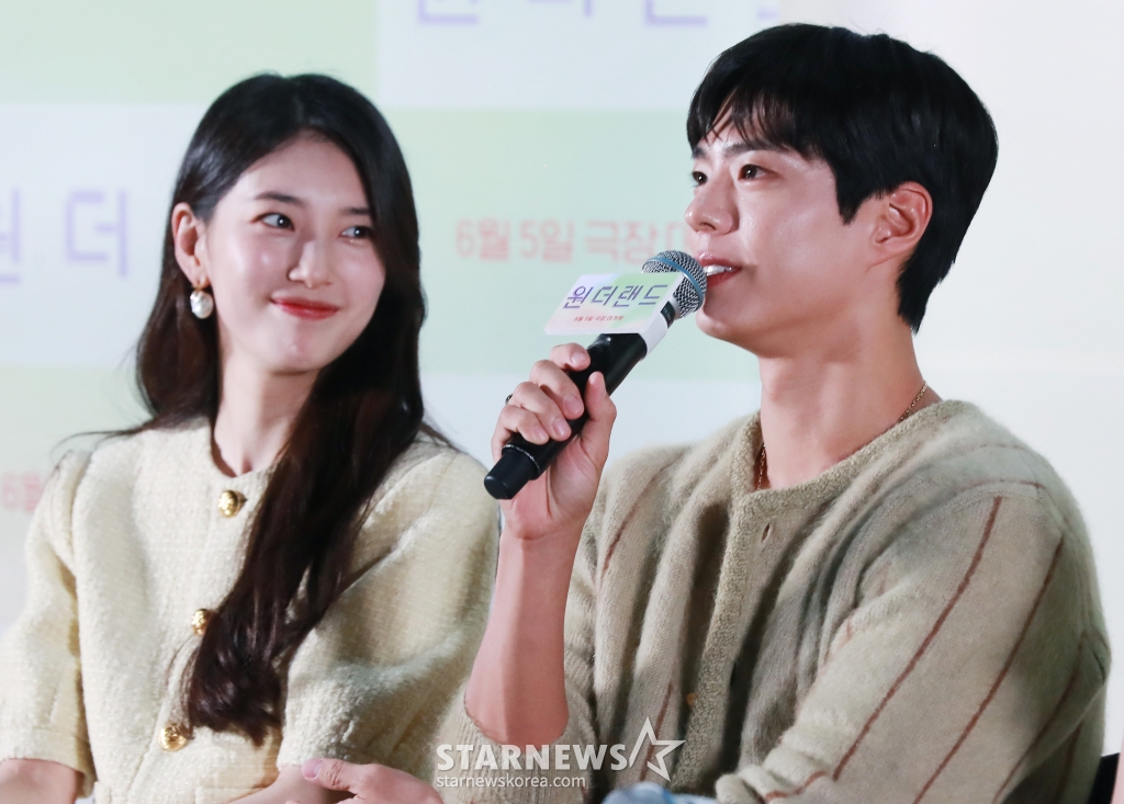 배우 박보검, 수지가 31일 오후 서울 강남구 메가박스 코엑스에서 진행된 영화 '원더랜드'(감독 김태용) 언론시사회 및 기자간담회에 참석해 질문에 답하고 있다. 빅데이터를 통해 세상을 떠난 사람을 구현해내는 원더랜드 서비스를 사용하는 사람들의 이야기를 그린 '원더랜드'는 6월 5일 개봉한다. /2024.05.31 /사진=이동훈