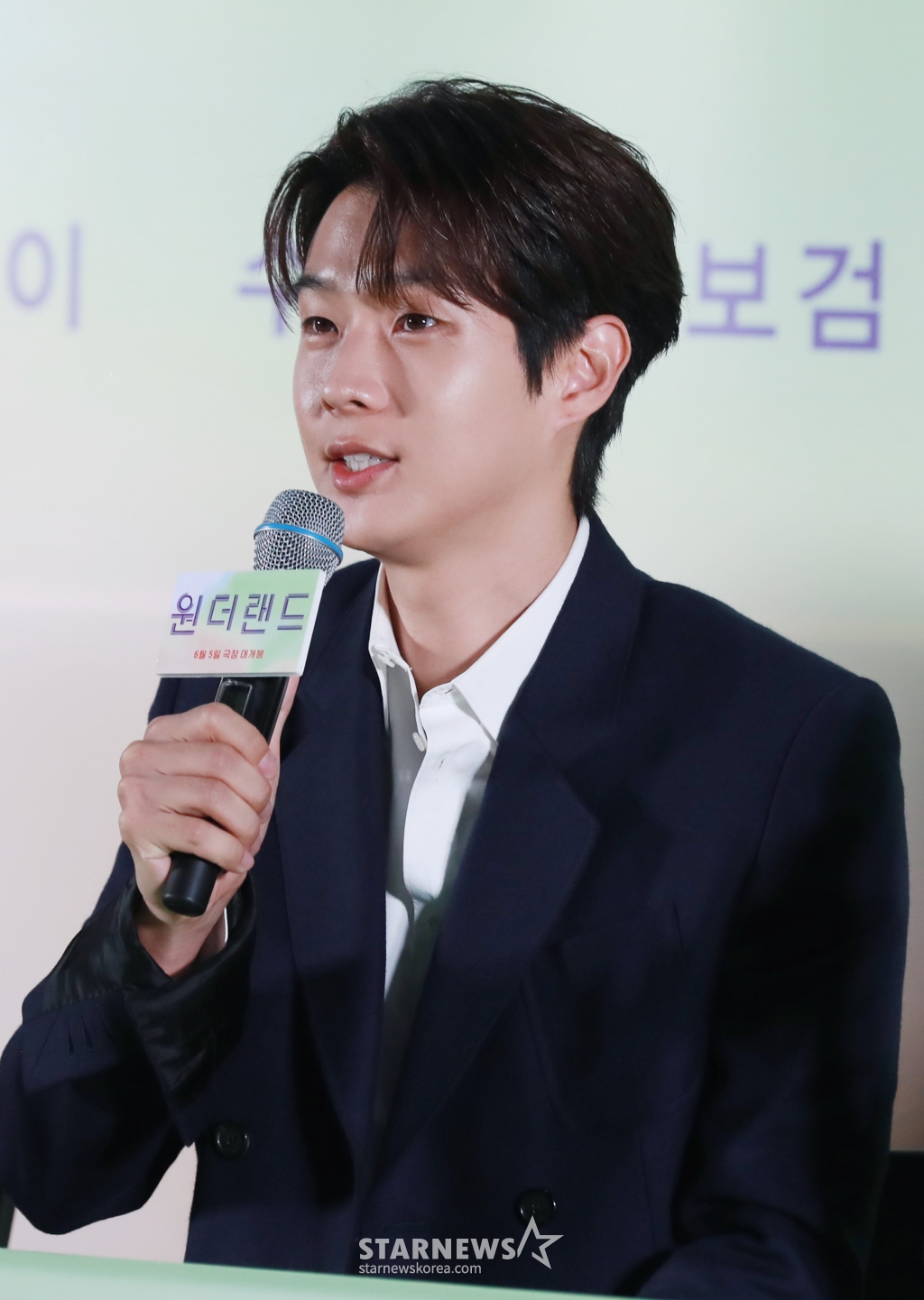 배우 최우식이 31일 오후 서울 강남구 메가박스 코엑스에서 진행된 영화 '원더랜드'(감독 김태용) 언론시사회 및 기자간담회에 참석해 질문에 답하고 있다. 빅데이터를 통해 세상을 떠난 사람을 구현해내는 원더랜드 서비스를 사용하는 사람들의 이야기를 그린 '원더랜드'는 6월 5일 개봉한다. /2024.05.31 /사진=이동훈
