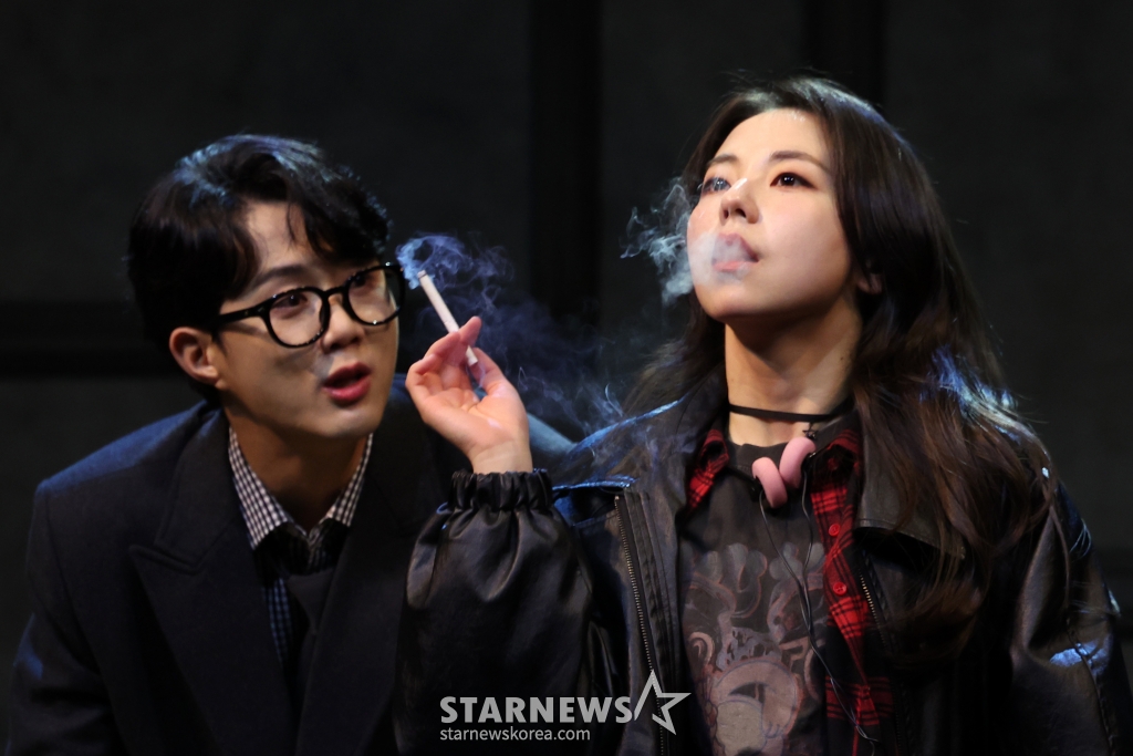 [서울=뉴시스] 박진희 기자 = 연극 '클로저' 출연 배우 안소희, 유현석이 2일 서울 종로구 플러스씨어터에서 언론시연회를 하고 있다. 2024.05.02. pak7130@newsis.com /사진=박진희