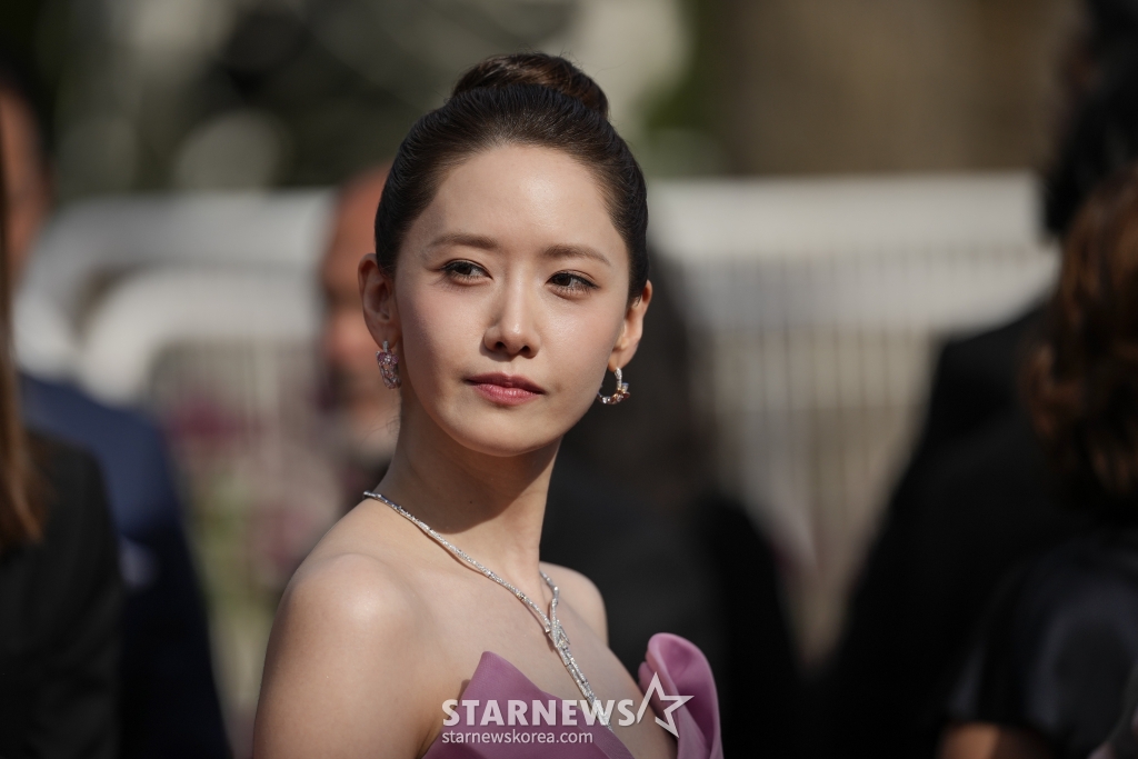 [칸=AP/뉴시스] 가수 겸 배우 임윤아(윤아)가 19일(현지시각) 프랑스 칸에서 열리고 있는 제77회 칸 국제영화제 비경쟁부문 영화 '호라이즌: 언 아메리칸 사가' 시사회에 참석해 레드카펫을 밟고 있다. 2024.05.20. /사진=민경찬