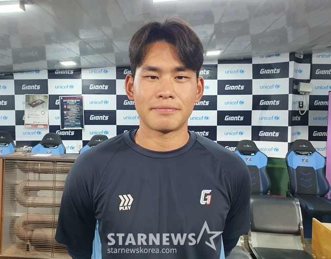 롯데 김진욱이 지난달 31일 사직 NC전 종료 후 인터뷰를 하고 있다. /사진=양정웅 기자