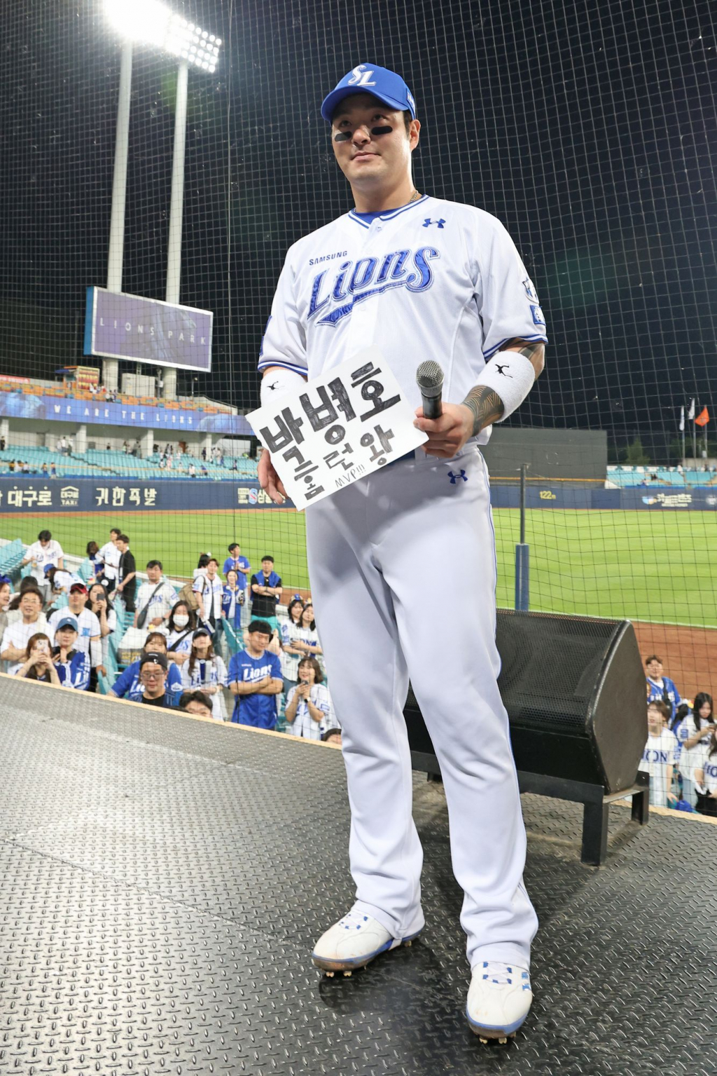 박병호(오른쪽)가 5월 31일 대구 삼성전에서 승리 후 수훈선수 인터뷰에 임하고 있다. /사진=삼성 라이온즈 제공