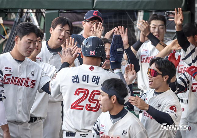 롯데 레이예스(왼쪽 2번째)가 지난달 31일 사직 NC전에서 1회 득점을 올린 후 동료들의 축하를 받고 있다. /사진=롯데 자이언츠 제공