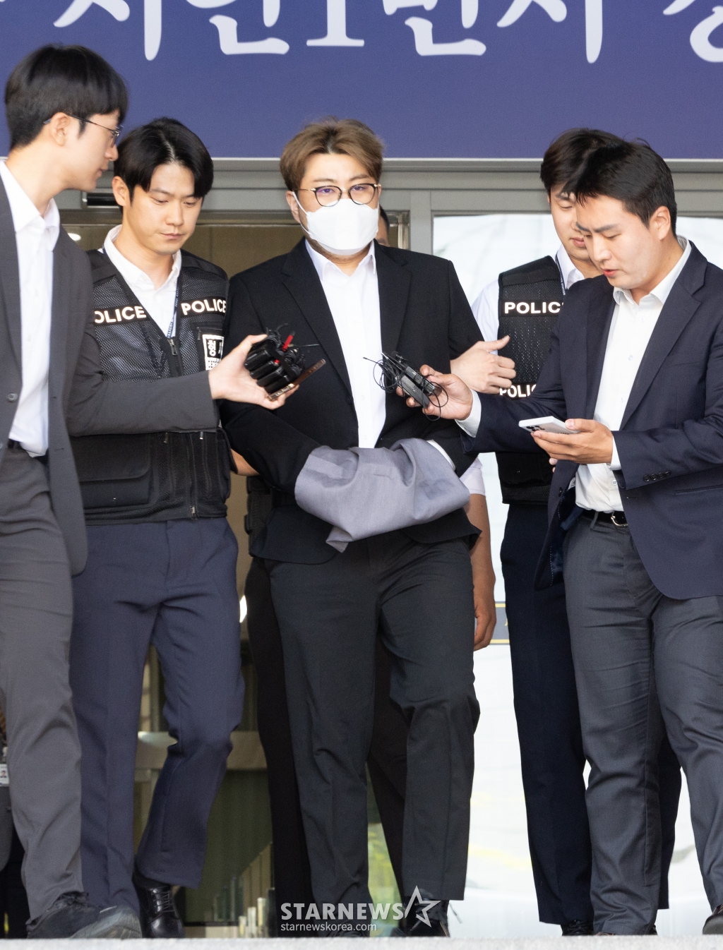 [서울=뉴시스] 황준선 기자 = 음주 뺑소니 혐의를 받고 있는 트로트 가수 김호중이 31일 오전 서울 강남경찰서에서 검찰로 송치되고 있다. 2024.05.31. hwang@newsis.com /사진=황준선