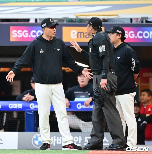 SSG 이숭용 감독(맨 왼쪽)이 지난달 25일 인천 한화전 6회초 1사 1루에서 심판진에게 어필하고 있다.