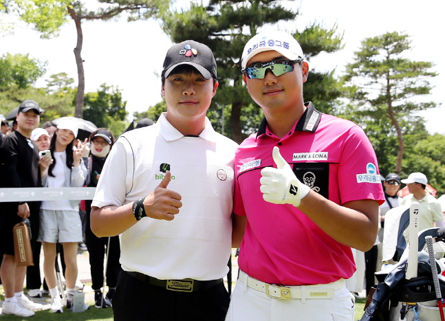 김민규(왼쪽)와 결승전을 벌인 중학교 동창 조우영이 포즈를 취하고 있다. /사진=KPGA 제공