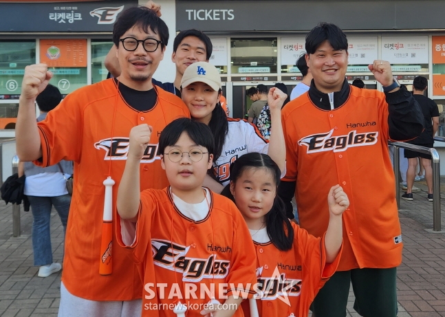 김형근(왼쪽 끝)씨와 함께 경기장을 찾은 가족들. /사진=안호근 기자