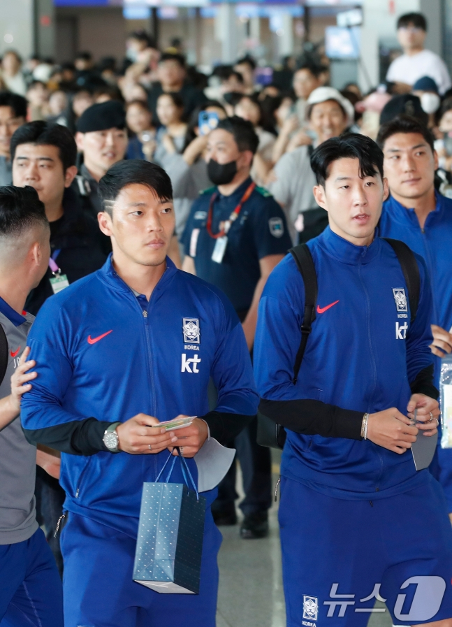 황희찬(왼쪽)과 손흥민이 2일 인천국제공항을 통해 싱가포르로 출국하고 있다. /사진=뉴스1
