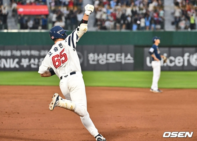 롯데 고승민이 2일 사직 NC전에서 만루홈런을 터트리고 있다.
