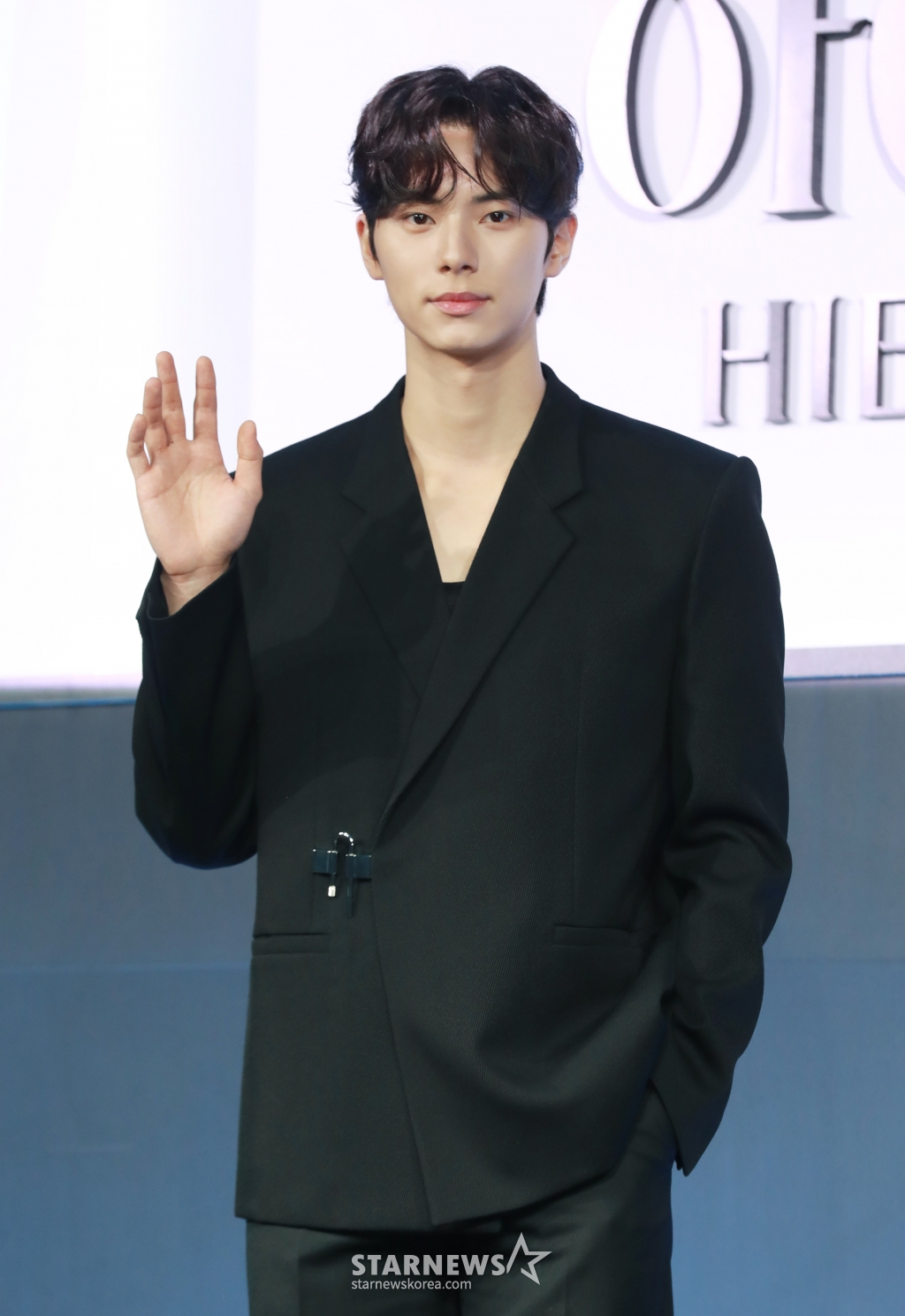 배우 이채민이 3일 오전 서울 앰배서더 서울 풀만 호텔에서 진행된 넷플릭스 오리지널 시리즈 '하이라키' 제작발표회에 참석해 포즈를 취하고 있다.  상위 0.01%의 소수가 질서이자 법으로 군림하는 주신고에 비밀을 품은 전학생이 입학한 후 견고했던 그들의 세계에 균열이 생기며 벌어지는 이야기를 그린 넷플릭스 시리즈 '하이라키'는 오는 7일 공개된다. /2024.06.03 /사진=이동훈