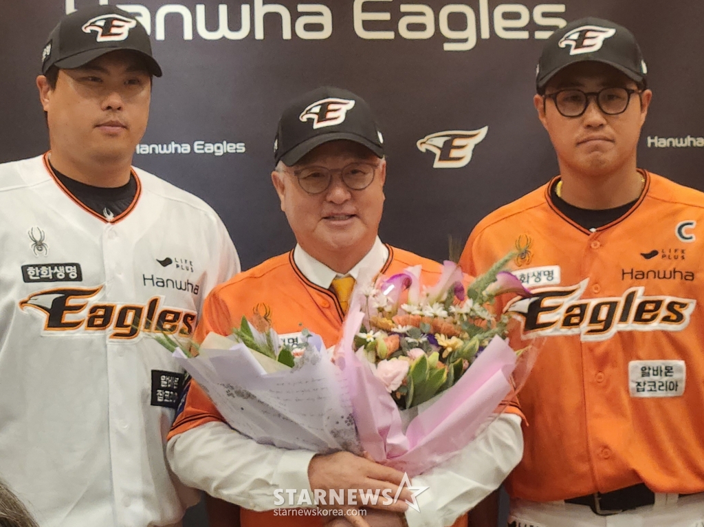 김경문 감독(가운데)과 류현진(왼쪽), 채은성. /사진=안호근 기자