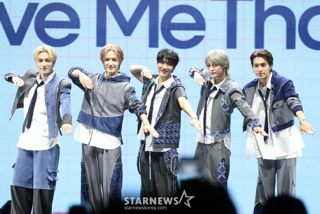 그룹 웨이션브이(WayV) 샤오쥔, 쿤, 텐, 양양, 헨드리가 3일 오후 서울 용산구 블루스퀘어에서 다섯 번째 미니앨범 'Give Me That' 발매 기념 쇼케이스를 열고 포즈를 취하고 있다. 2024.06.03 /사진=임성균