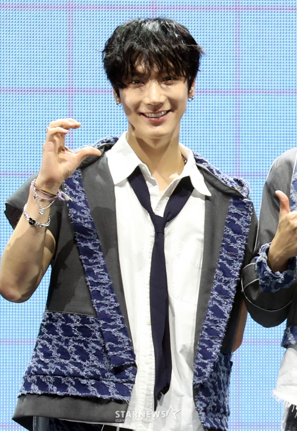 그룹 웨이션브이(WayV) 텐이 3일 오후 서울 용산구 블루스퀘어에서 다섯 번째 미니앨범 'Give Me That' 발매 기념 쇼케이스를 열고 포즈를 취하고 있다. 2024.06.03 /사진=임성균