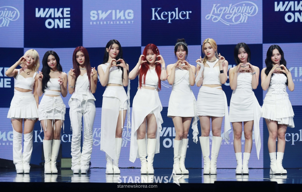 걸그룹 케플러가 3일 오후 서울 광진구 예스24라이브홀에서 진행된 첫 정규앨범 '켑원고잉 온'(Kep1going On) 발매기념 쇼케이스에서 포즈를 취하고 있다. 9인 완전체로 활동하는 마지막 음반 '켑원고잉 온'은 타이틀곡 '슈팅 스타'(Shooting Star)를 비롯해 '라스트 카니발' 등 총 10곡이 수록됐다. /2024.06.03 /사진=이동훈