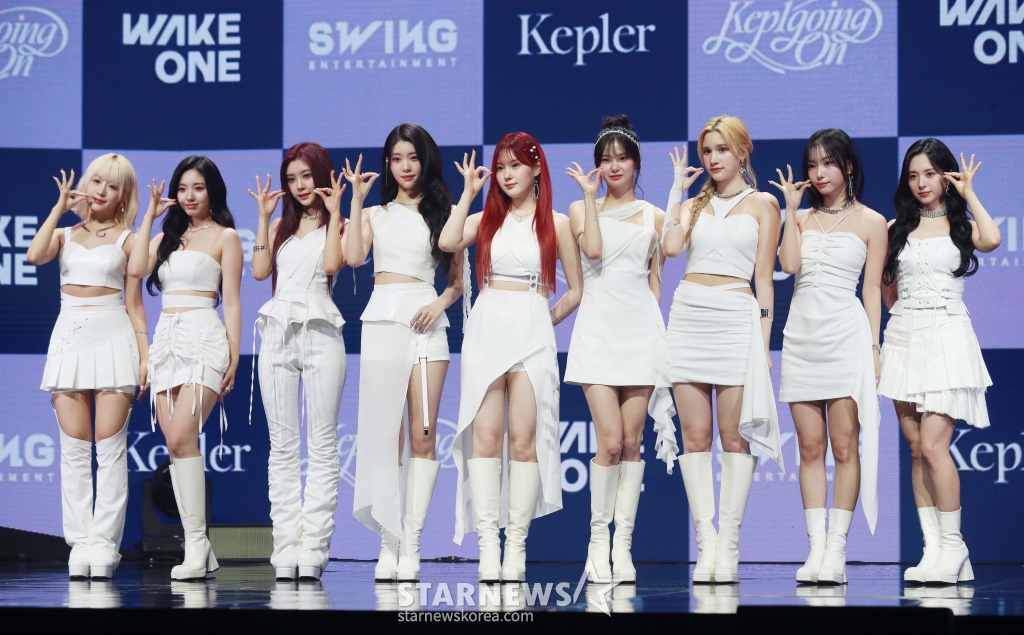 걸그룹 케플러가 3일 오후 서울 광진구 예스24라이브홀에서 진행된 첫 정규앨범 '켑원고잉 온'(Kep1going On) 발매기념 쇼케이스에서 포즈를 취하고 있다. 9인 완전체로 활동하는 마지막 음반 '켑원고잉 온'은 타이틀곡 '슈팅 스타'(Shooting Star)를 비롯해 '라스트 카니발' 등 총 10곡이 수록됐다. /2024.06.03 /사진=이동훈