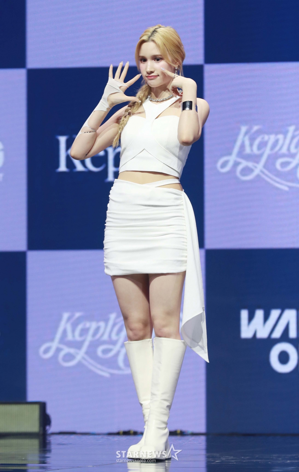 걸그룹 케플러 휴닝바히에가 3일 오후 서울 광진구 예스24라이브홀에서 진행된 첫 정규앨범 '켑원고잉 온'(Kep1going On) 발매기념 쇼케이스에서 포즈를 취하고 있다. 9인 완전체로 활동하는 마지막 음반 '켑원고잉 온'은 타이틀곡 '슈팅 스타'(Shooting Star)를 비롯해 '라스트 카니발' 등 총 10곡이 수록됐다. /2024.06.03 /사진=이동훈