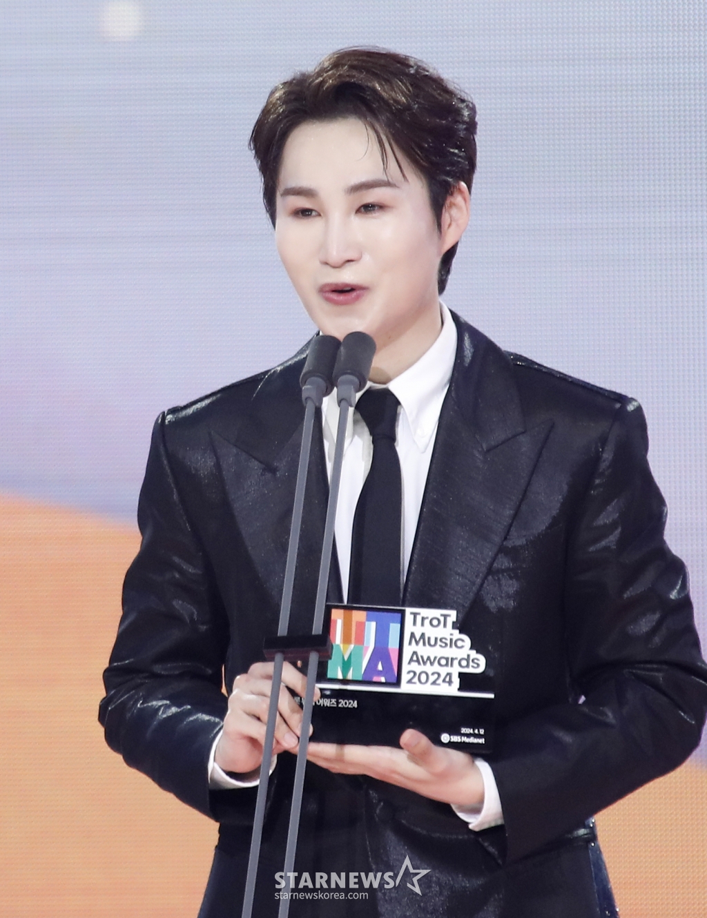 (서울=뉴스1) 권현진 기자 = 가수 김희재가 12일 오후 서울 마포구 상암동 SBS 프리즘타워에서 열린 '트롯뮤직어워즈 2024'에서 '10대 가수상'을 수상한 뒤 소감을 말하고 있다. 2024.4.12/뉴스1 Copyright (C) 뉴스1. All rights reserved. 무단 전재 및 재배포, AI학습 이용 금지. /사진=(서울=뉴스1) 권현진 기자