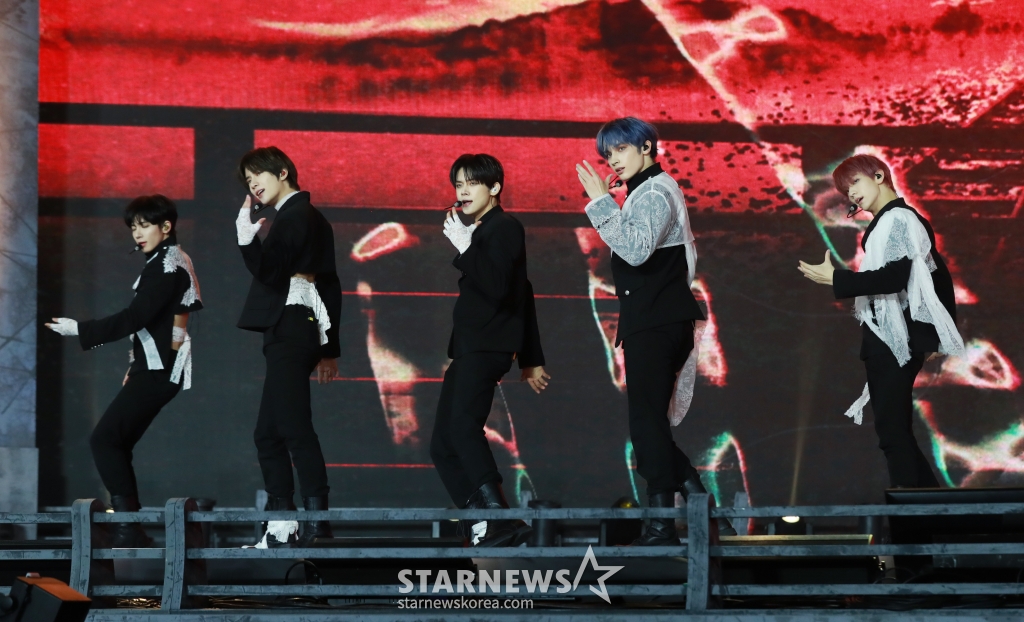그룹 투모로우바이투게더(TOMORROW X TOGETHER) 휴닝카이가 1일 오후 서울 고려대학교 화정체육관에서 진행된 미니 6집 '미니소드 3 : 투모로우'(minisode 3: TOMORROW) 발매기념 쇼케이스에서 신곡을 선보이고 있다. /2024.04.01 /사진=이동훈 기자