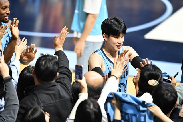 고양 소노 팬들과 인사하는 전성현. /사진=KBL 제공