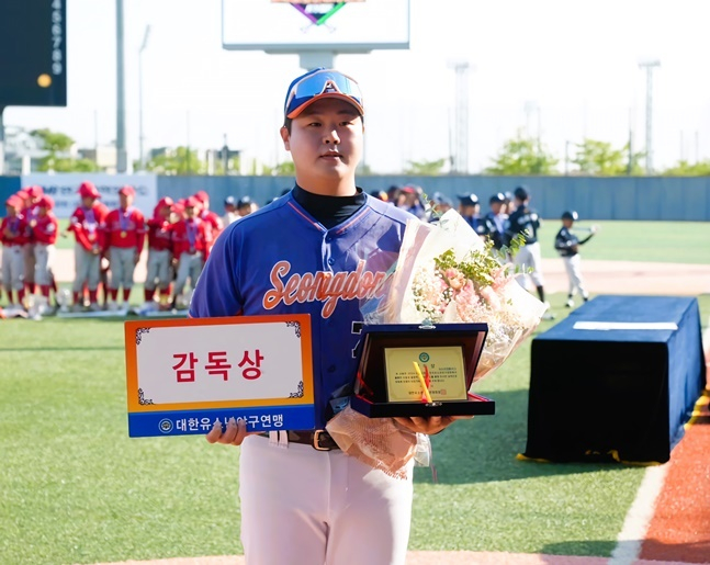 감독상을 받은 성동구유소년야구단 김현우 감독. /사진=대한유소년야구연맹