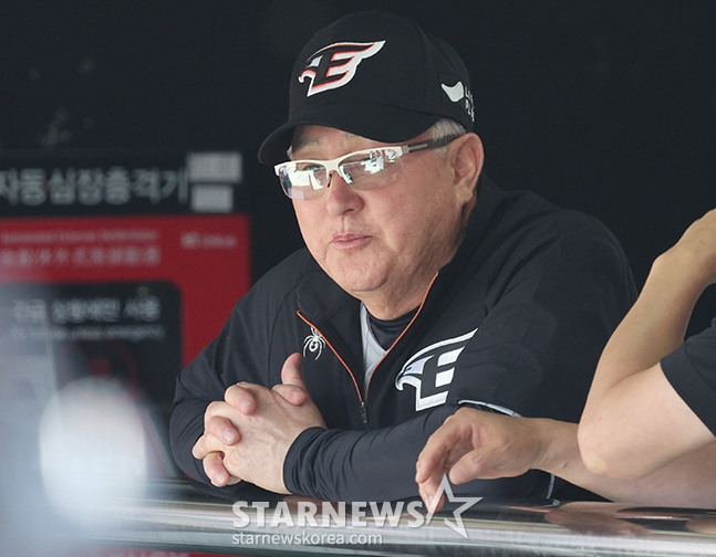 김경문 한화 이글스 신임 감독이 4일 수원 KT위즈파크에서 KT 위즈와 2024 신한 SOL뱅크 KBO리그 방문경기를 앞두고 선수단의 훈련을 지켜보고 있다. /사진=김진경 대기자