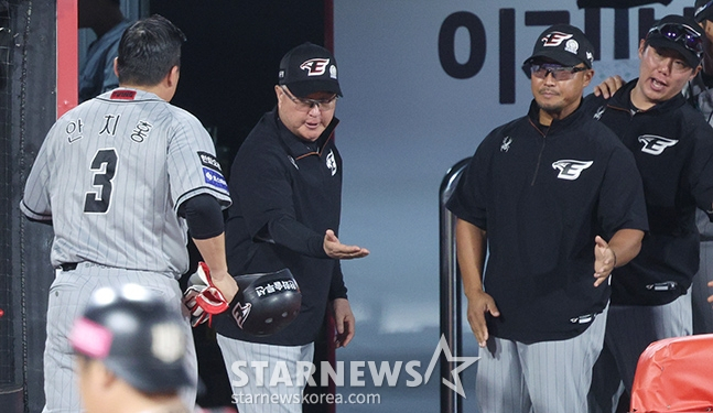 한화 이글스 안치홍(왼쪽)이 4일 수원 KT위즈파크에서 열린 KT 위즈와 2024 신한 SOL뱅크 KBO리그 방문경기에서 득점을 한 뒤 김경문 감독과 하이파이브를 하고 있다. /사진=김진경 대기자