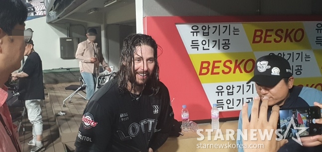 롯데 윌커슨(왼쪽)이 4일 광주 KIA전 9이닝 무사사구 완봉승을 달성한 후 동료들의 물 세례를 받고 기뻐하고 있다. /사진=김동윤 기자