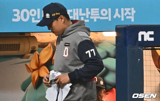 두산 이승엽 감독이 4일 창원 NC전에서 9회 초 비디오 판독 결과에 항의하다 퇴장당하고 있다.