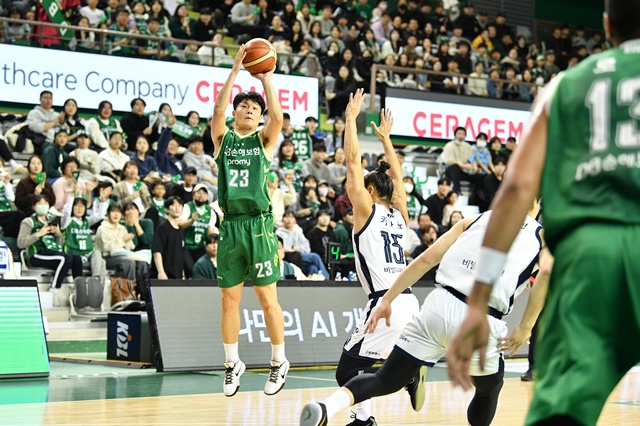 경기에 집중하는 박인웅(왼쪽). /사진=KBL 제공