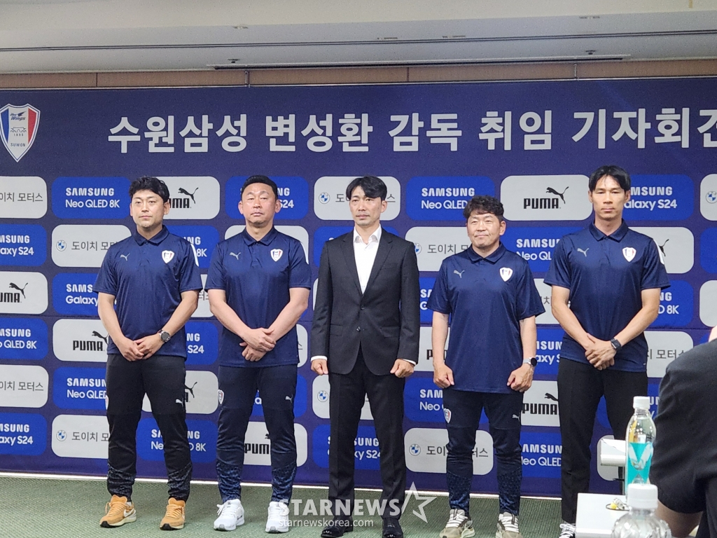변성환(가운데) 감독과 코칭 스태프들. /사진=박건도 기자