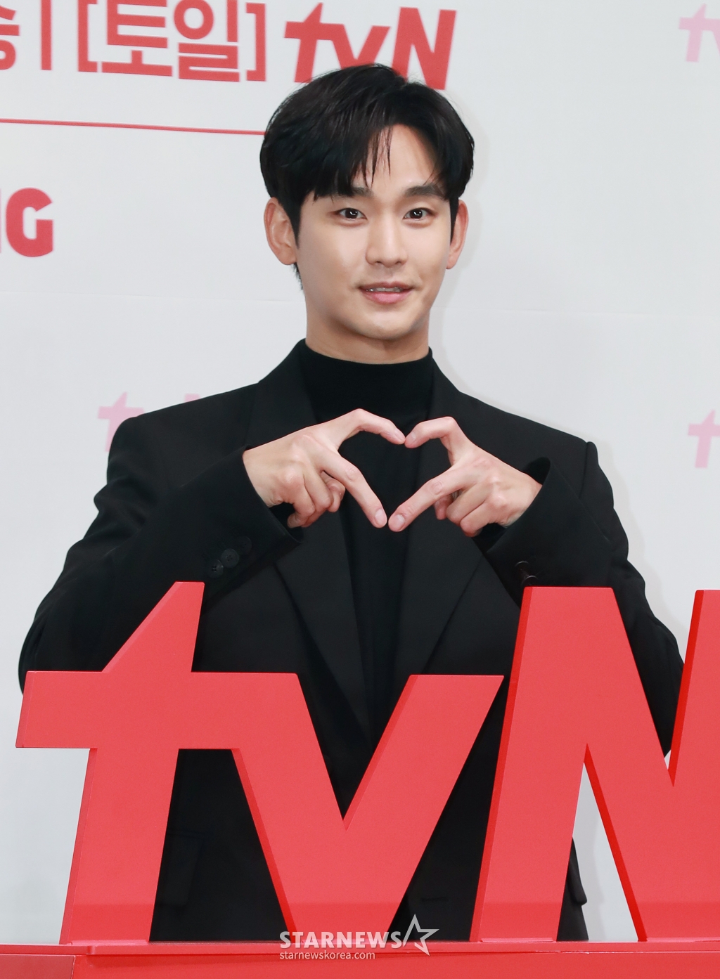 배우 김수현이 7일 오전 서울 라마다신도림 호텔에서 진행된 tvN 토일드라마 '눈물의 여왕' 제작발표회에 참석해 포즈를 취하고 있다. 퀸즈 그룹 재벌 3세인 '백화점의 여왕' 홍해인과 용두리 이장 아들인 '슈퍼마켓 왕자' 백현우 3년차 부부의 아찔한 위기와 기적처럼 다시 시작되는 사랑 이야기 '눈물의 여왕'은 오는 9일 첫 방송된다. /2024.03.07 /사진=이동훈